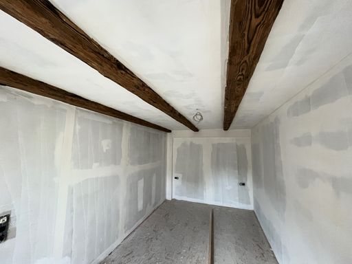 Dunkle Holzbalken an der Decke 