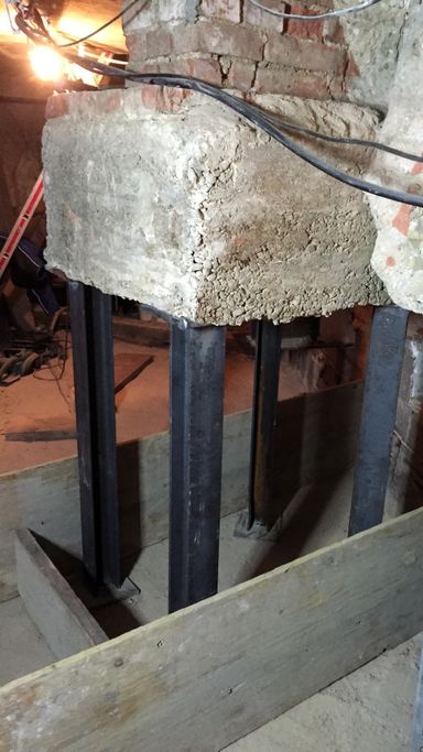 Betonblock auf Stahlstützen