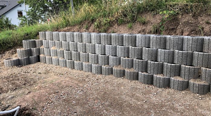 Mauer aus Pflanzringsteinen